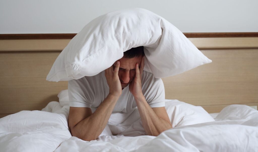 Mik az éjszakai alvászavar okai és tünetei?