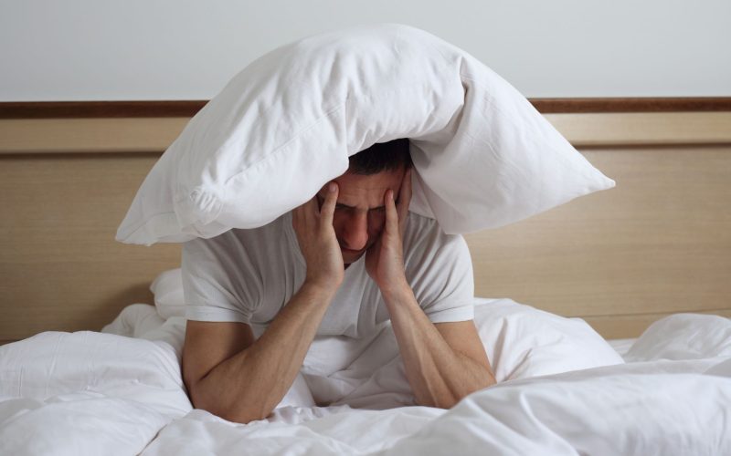 Mik az éjszakai alvászavar okai és tünetei?